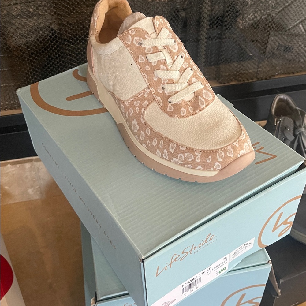 NWT Life Stride women’s 9